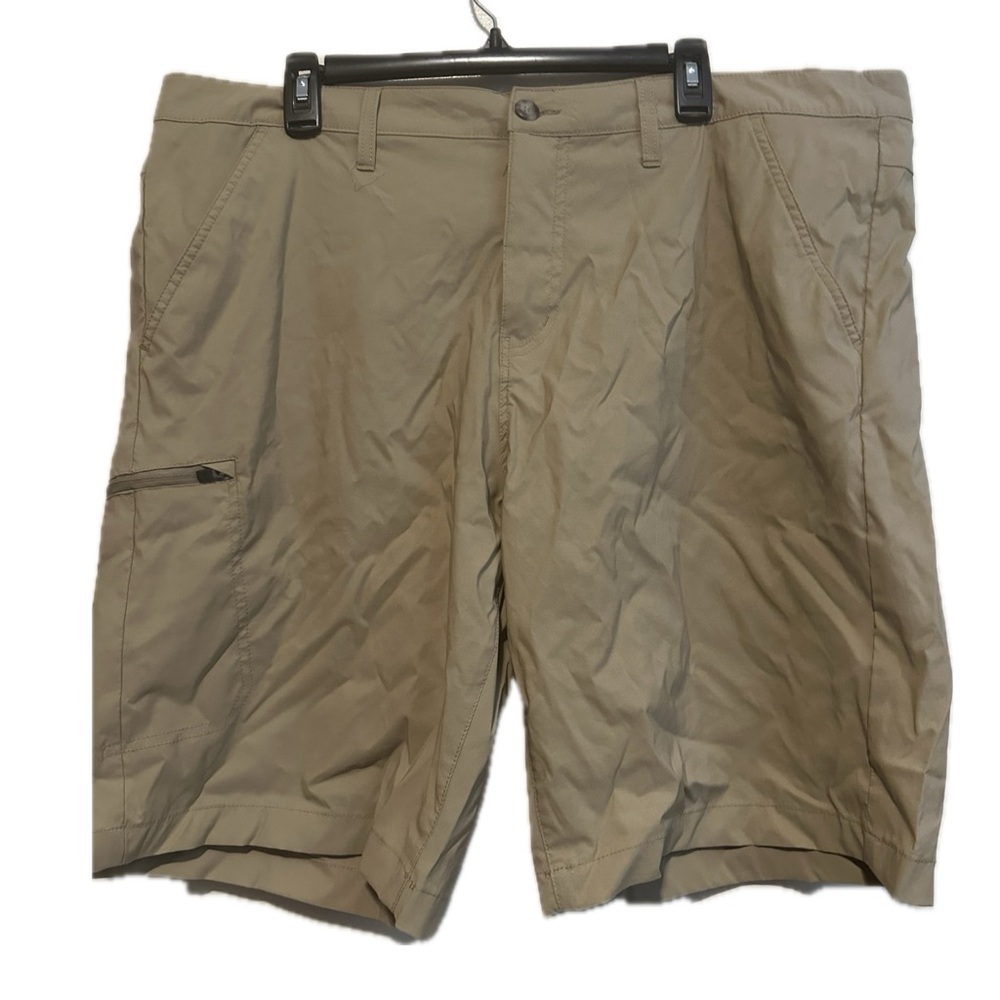 Eddie Bauer Zipper Cargo Shorts men’s size 40 
Active fit Comfort stretch EUC